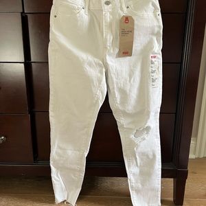 White Levi’s skinny jeans! Brand new with tags! Frayed ends